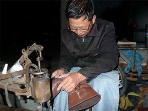 农村修鞋匠爆料图片视频,传统手艺传承与生活变迁 第1张 农村修鞋匠爆料图片视频,传统手艺传承与生活变迁 第1张